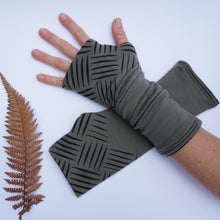 Load image into Gallery viewer, WEAVE PRINT MERINO MITTENS