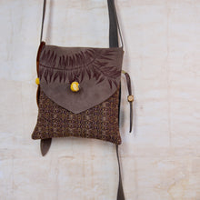 Load image into Gallery viewer, SATCHEL - suede Kauri print