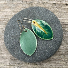Load image into Gallery viewer, Emerald/honey leaf earrings