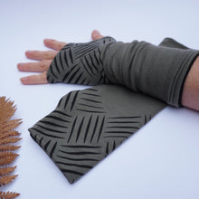 Load image into Gallery viewer, WEAVE PRINT MERINO MITTENS